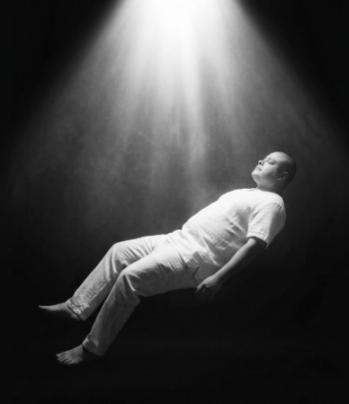 hombre flotando en luz simbolizando renacer y empezar a vivir de nuevo