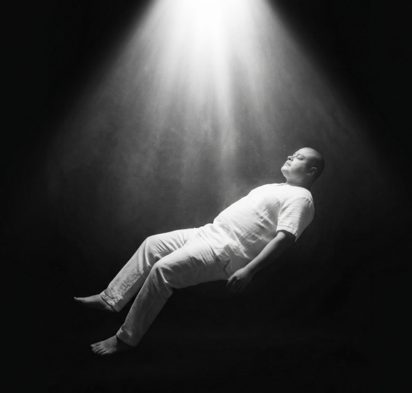 hombre flotando en luz simbolizando renacer y empezar a vivir de nuevo