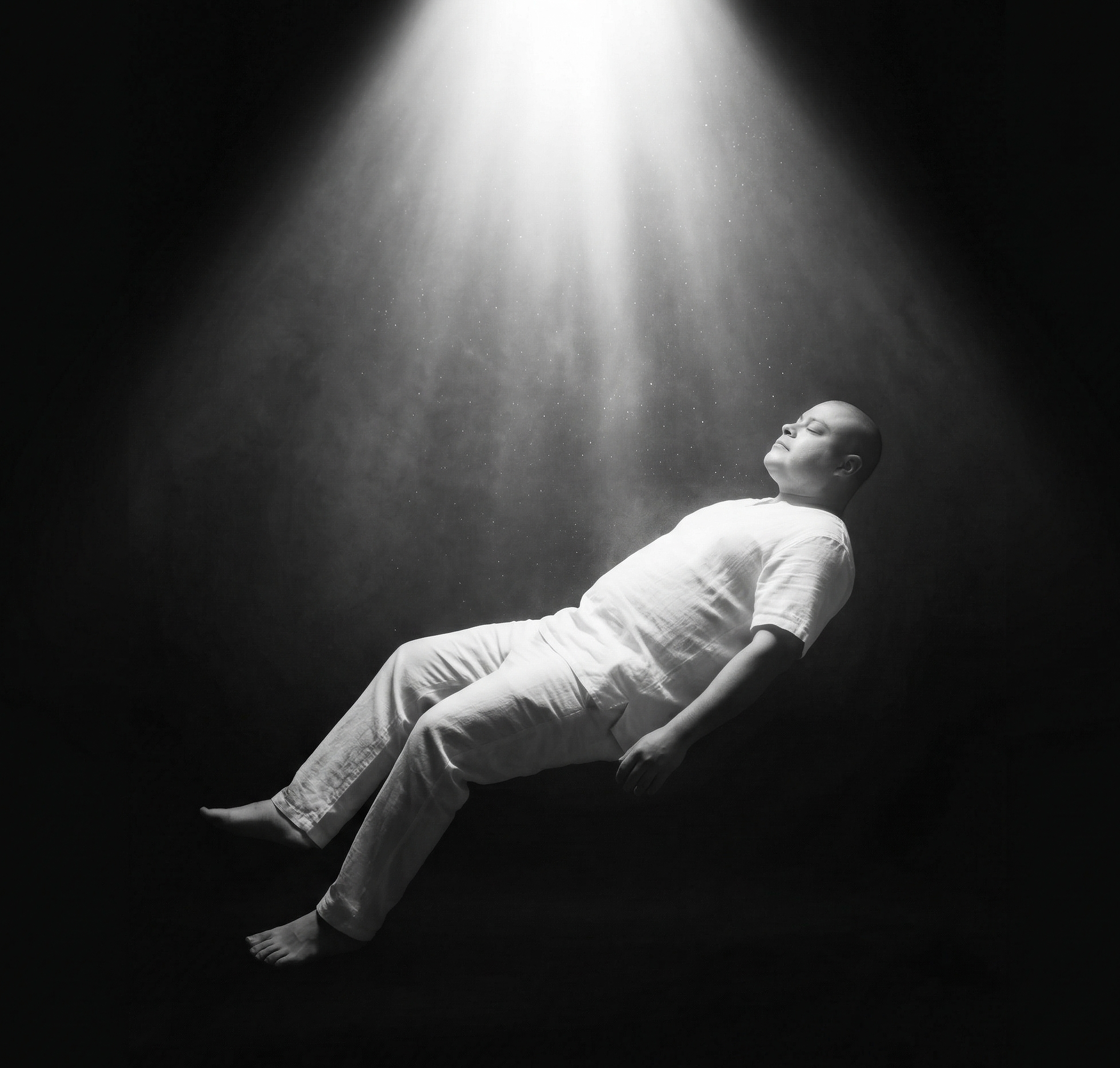 hombre flotando en luz simbolizando renacer y empezar a vivir de nuevo